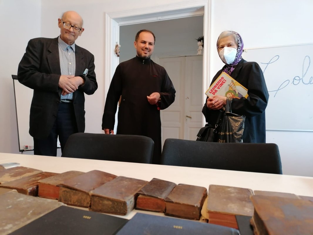 Expoziție de Biblii la Biserica Bărbătescu Nou 215081