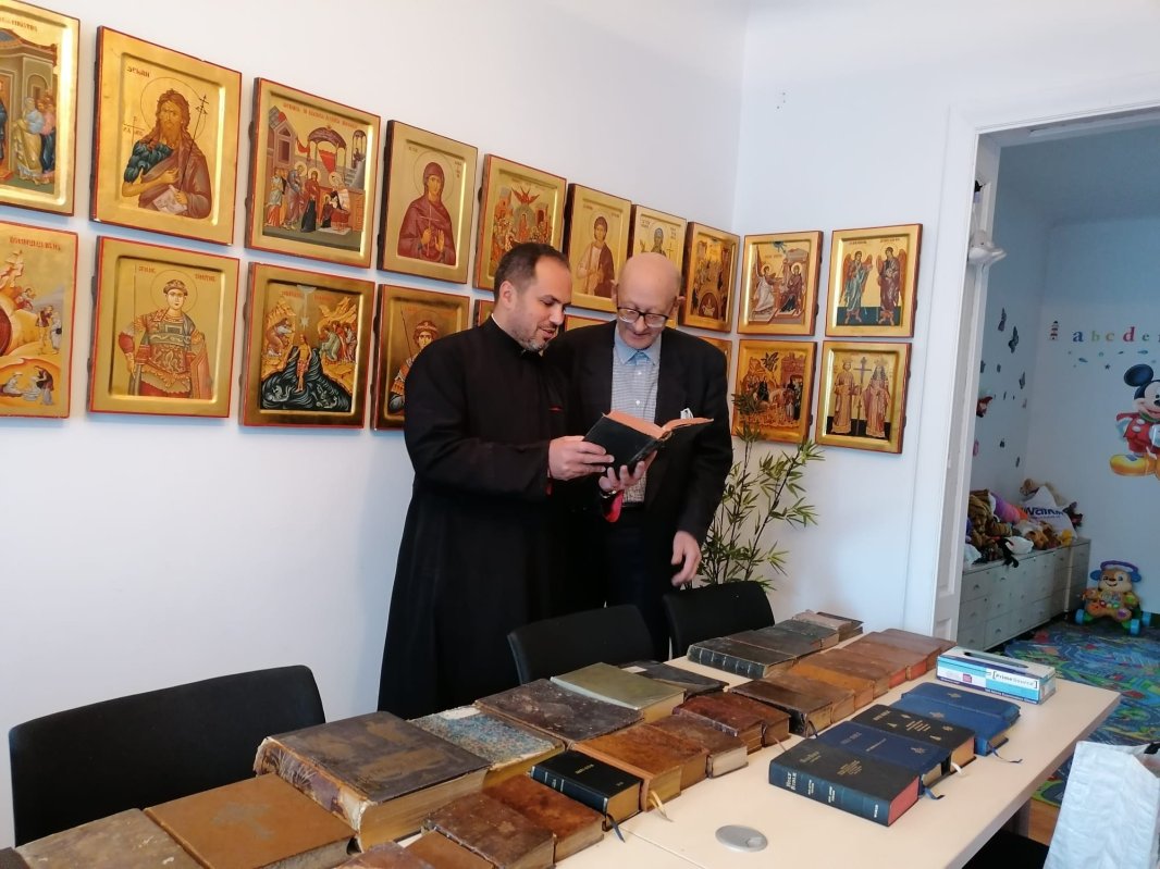 Expoziție de Biblii la Biserica Bărbătescu Nou 215084