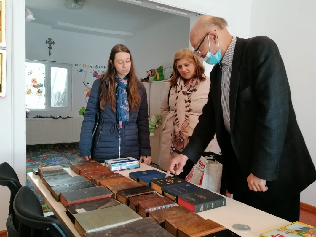Expoziție de Biblii la Biserica Bărbătescu Nou 215085