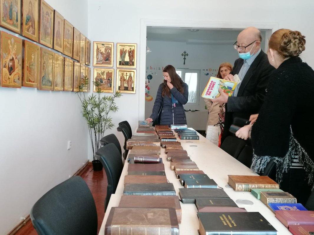 Expoziție de Biblii la Biserica Bărbătescu Nou 215086