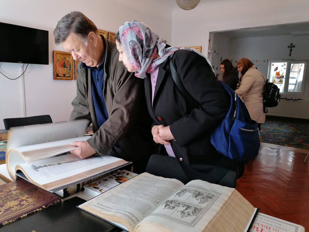 Expoziție de Biblii la Biserica Bărbătescu Nou 215087