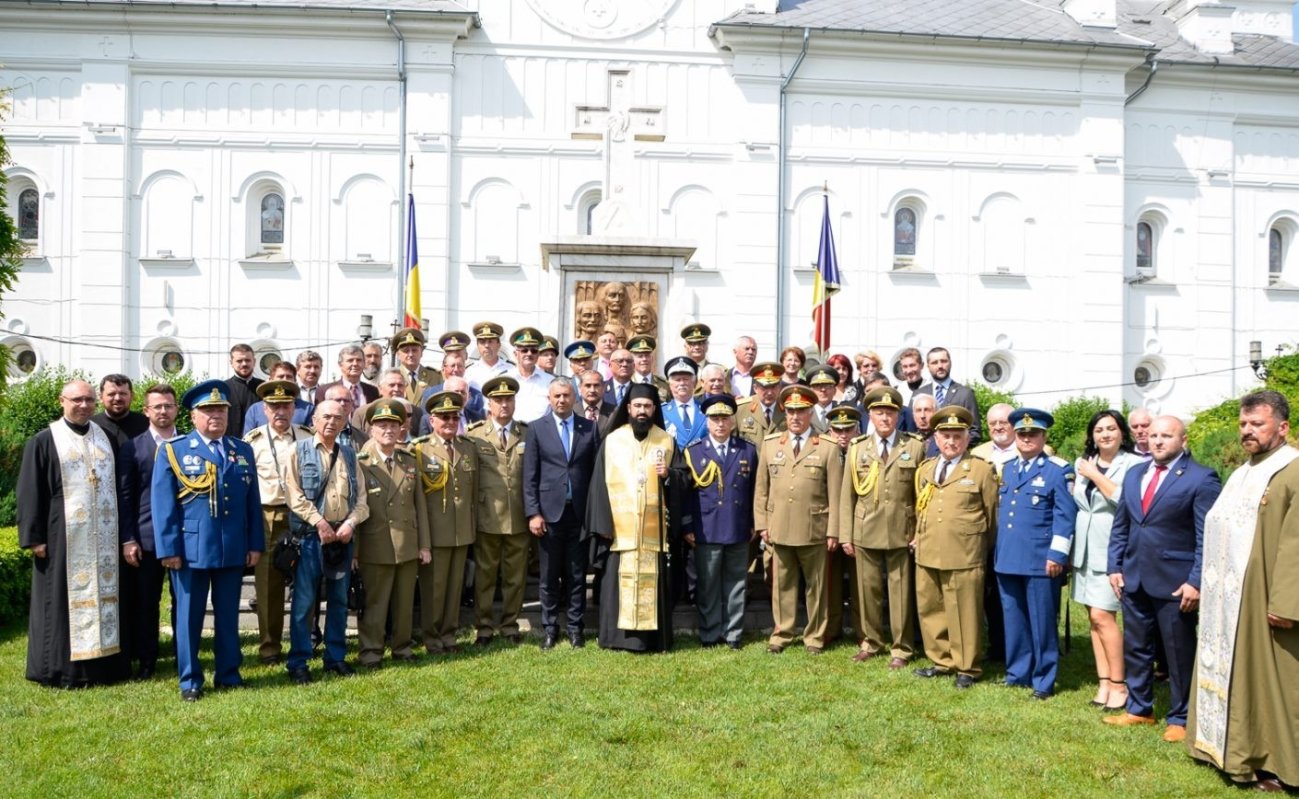 Manifestarea „Biserica și Armata - demersuri frățești pe pământ hunedorean” la Deva 215230