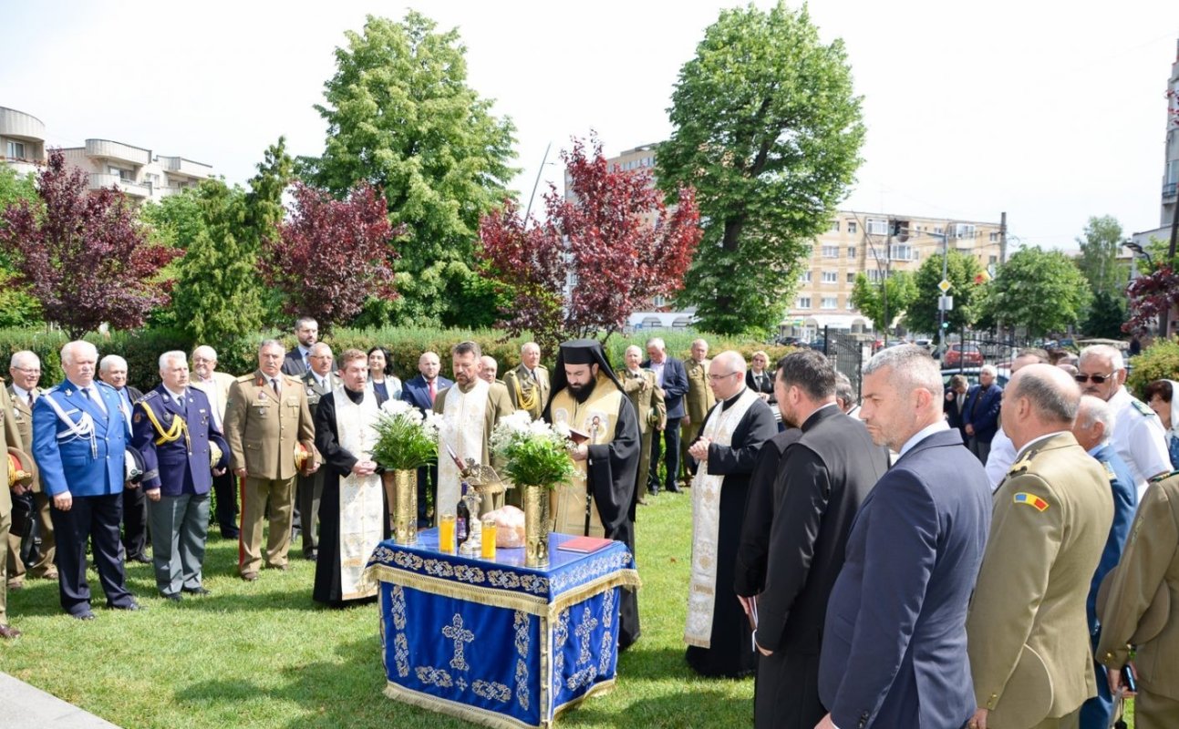 Manifestarea „Biserica și Armata - demersuri frățești pe pământ hunedorean” la Deva 215231