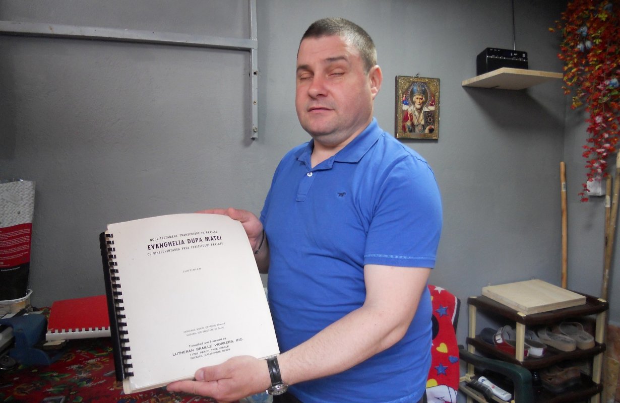 Constantin Andronic, omul care Îl „vede” pe Dumnezeu cu degetele 214883