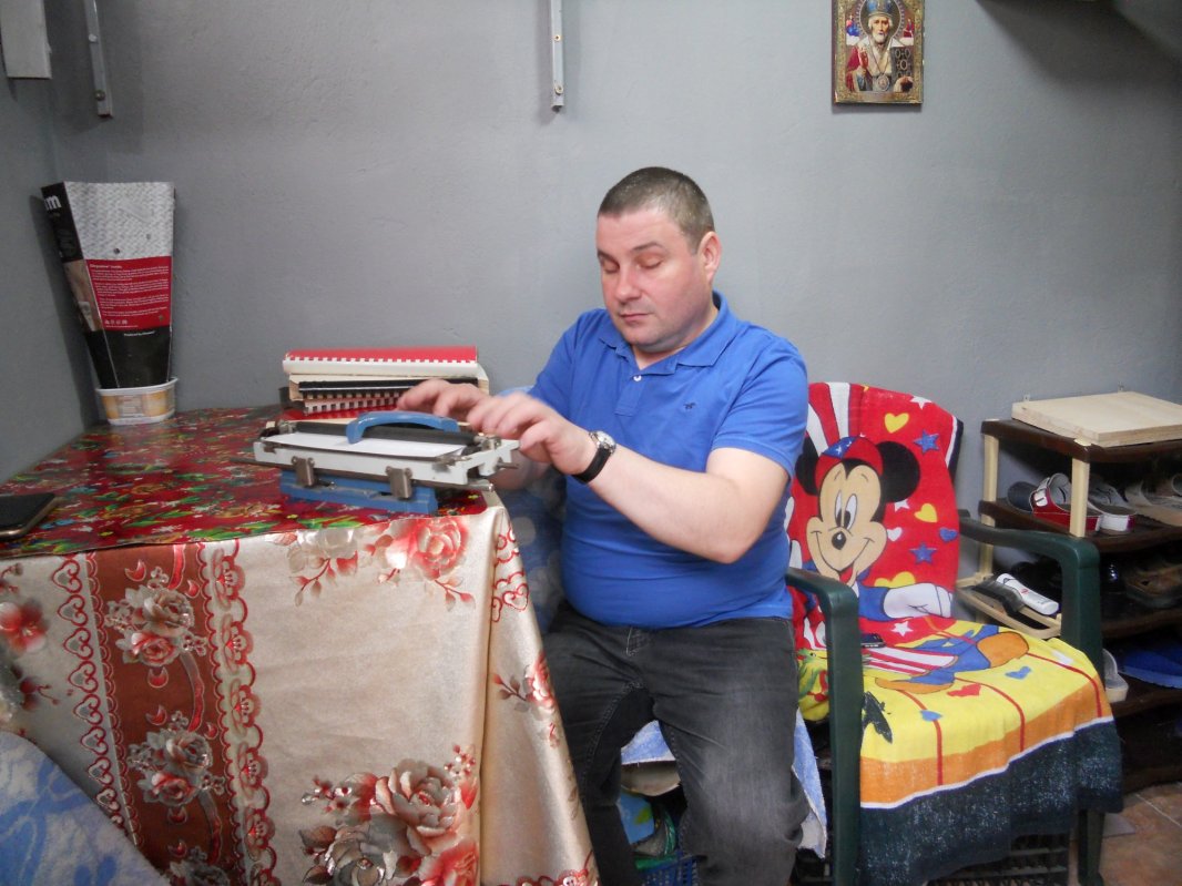 Constantin Andronic, omul care Îl „vede” pe Dumnezeu cu degetele 214884