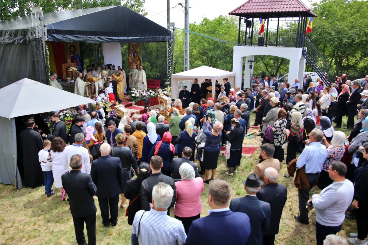 Biserica Parohiei Rusenii Noi, Iași, târnosită de doi mitropoliți 215632