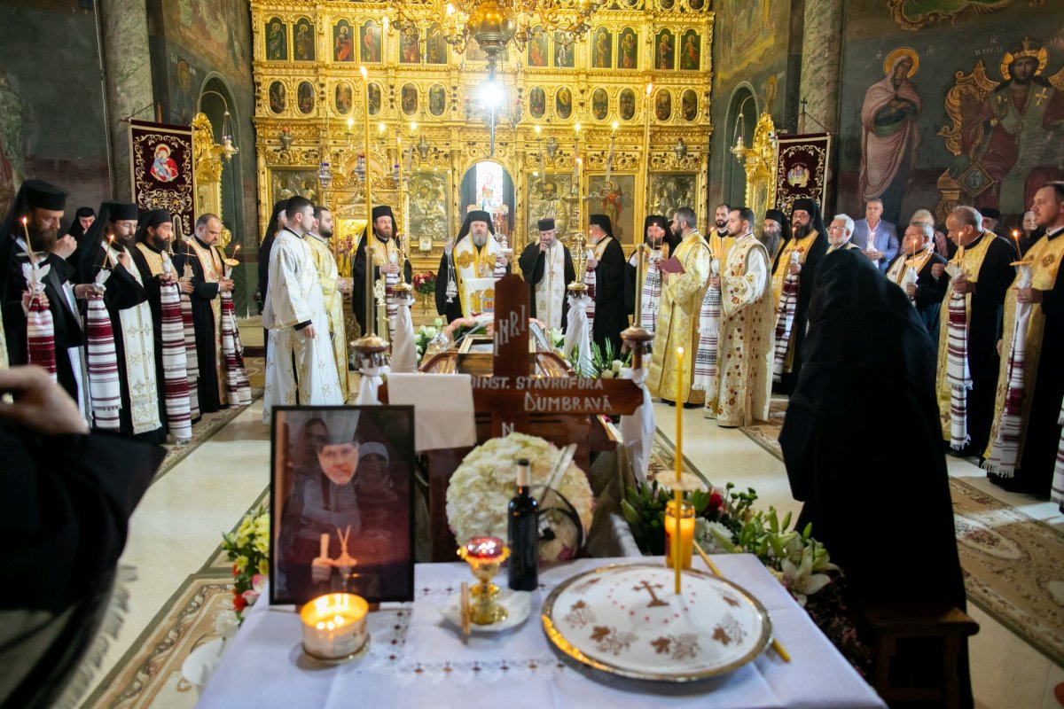 Maica stavroforă Lucia Dumbravă - o stareţă harnică şi misionară (1930-2022) 215978