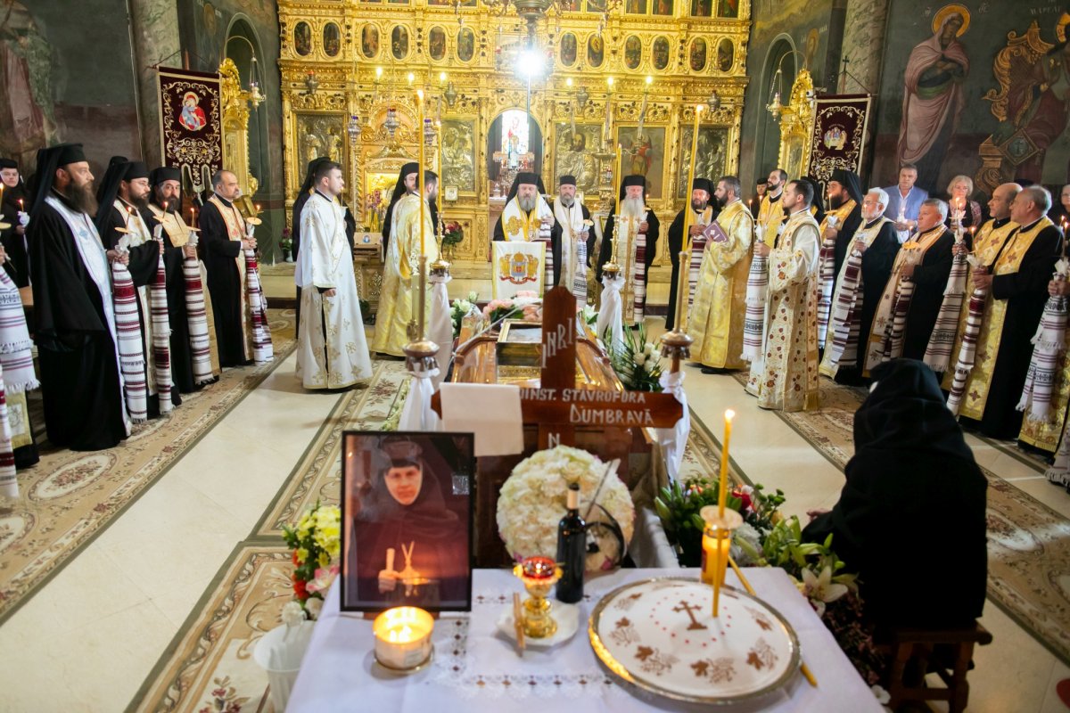 Maica stavroforă Lucia Dumbravă - o stareţă harnică şi misionară (1930-2022) 215985