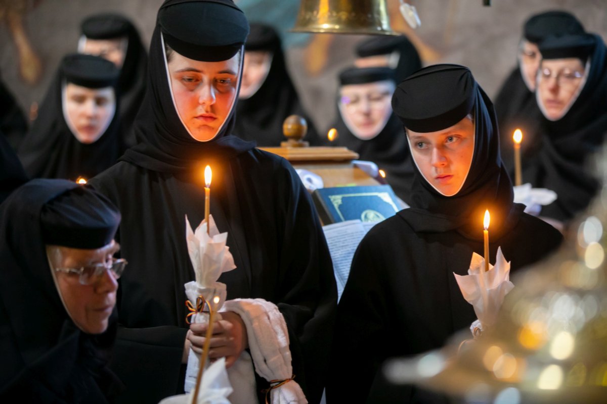 Maica stavroforă Lucia Dumbravă - o stareţă harnică şi misionară (1930-2022) 215989