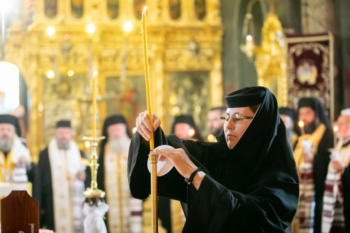 Maica stavroforă Lucia Dumbravă - o stareţă harnică şi misionară (1930-2022) 215998