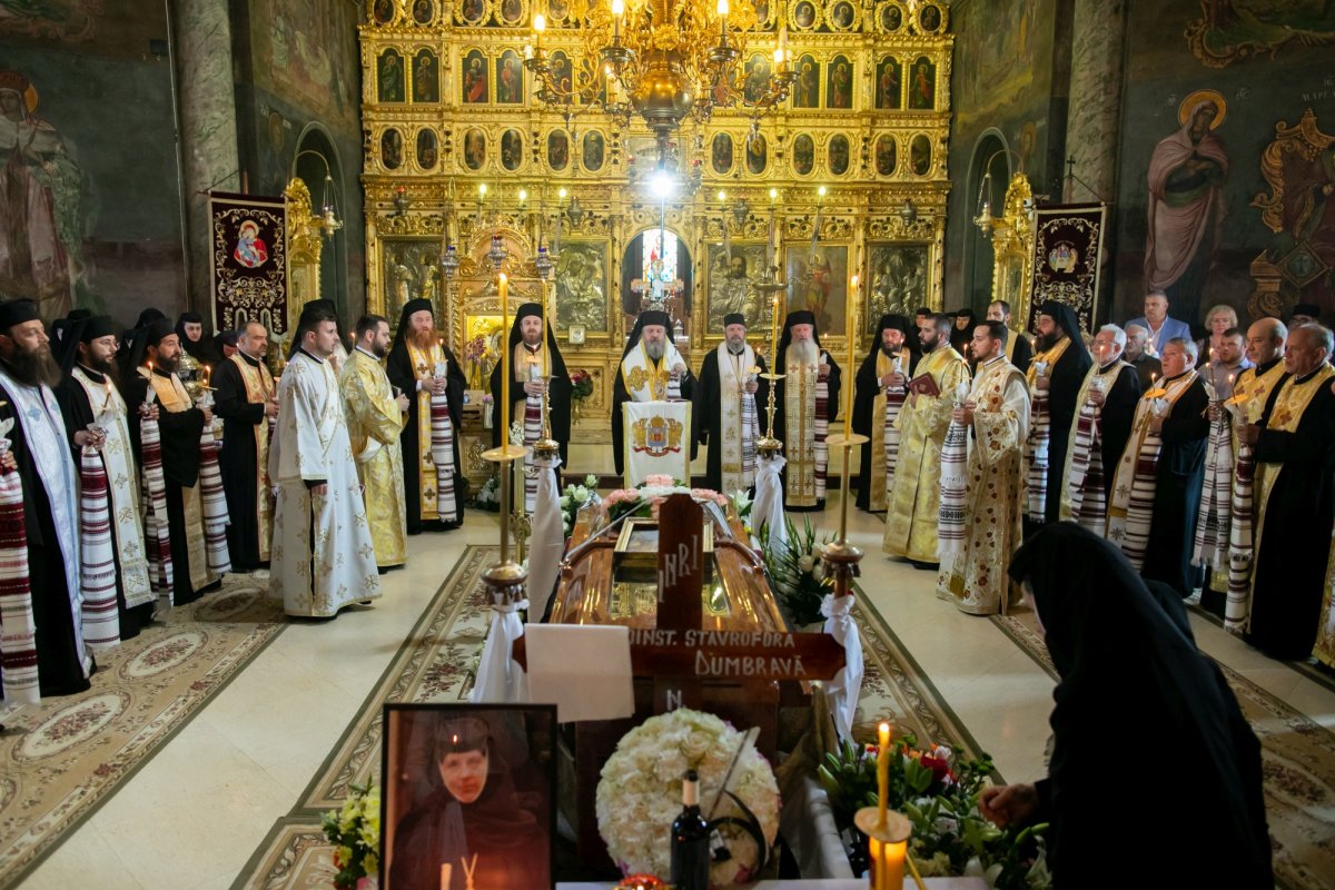 Maica stavroforă Lucia Dumbravă - o stareţă harnică şi misionară (1930-2022) 216001