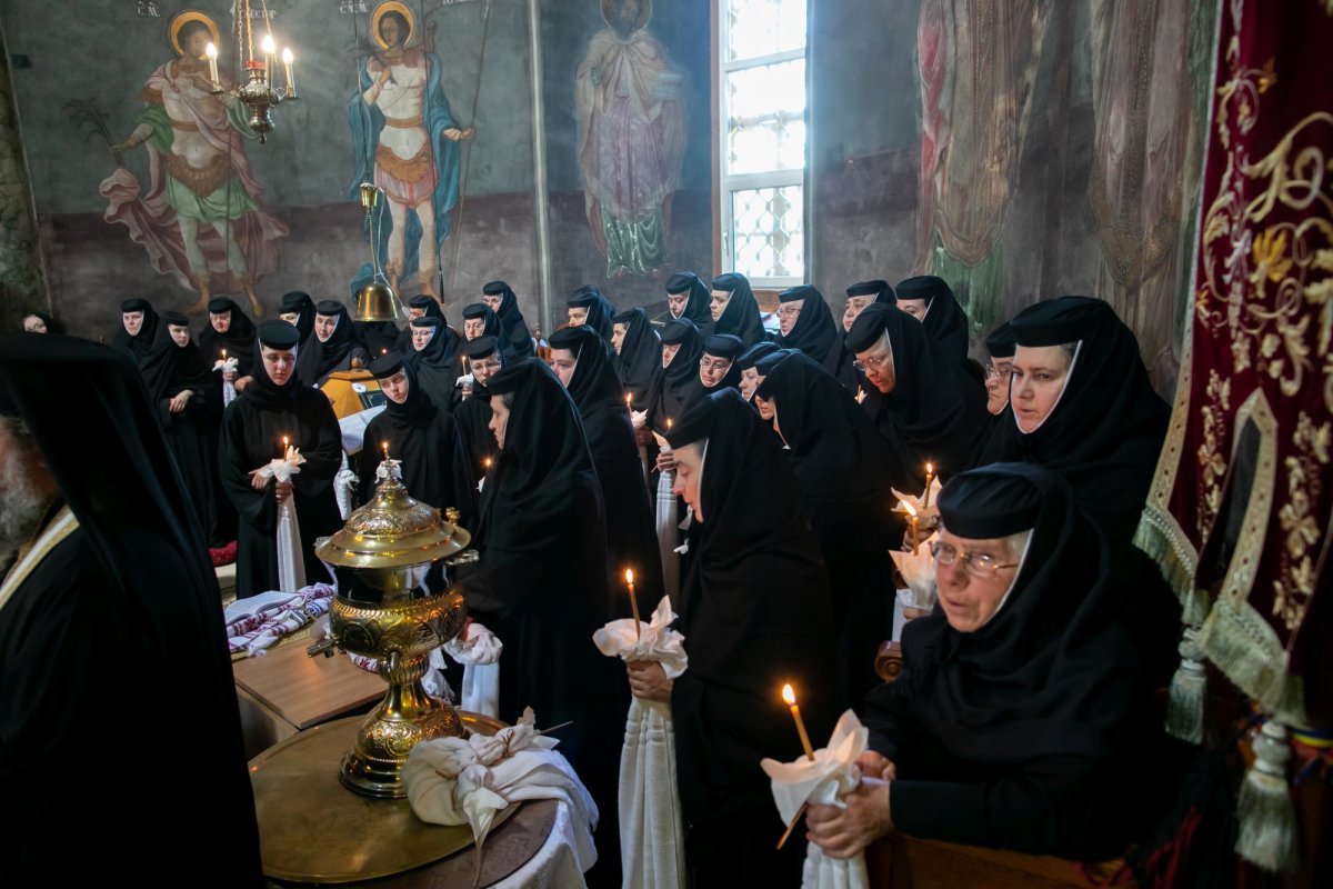 Maica stavroforă Lucia Dumbravă - o stareţă harnică şi misionară (1930-2022) 216012