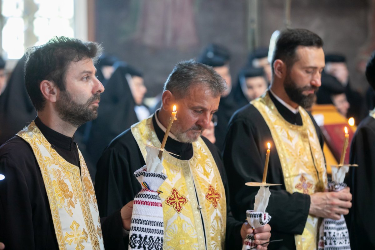 Maica stavroforă Lucia Dumbravă - o stareţă harnică şi misionară (1930-2022) 216017