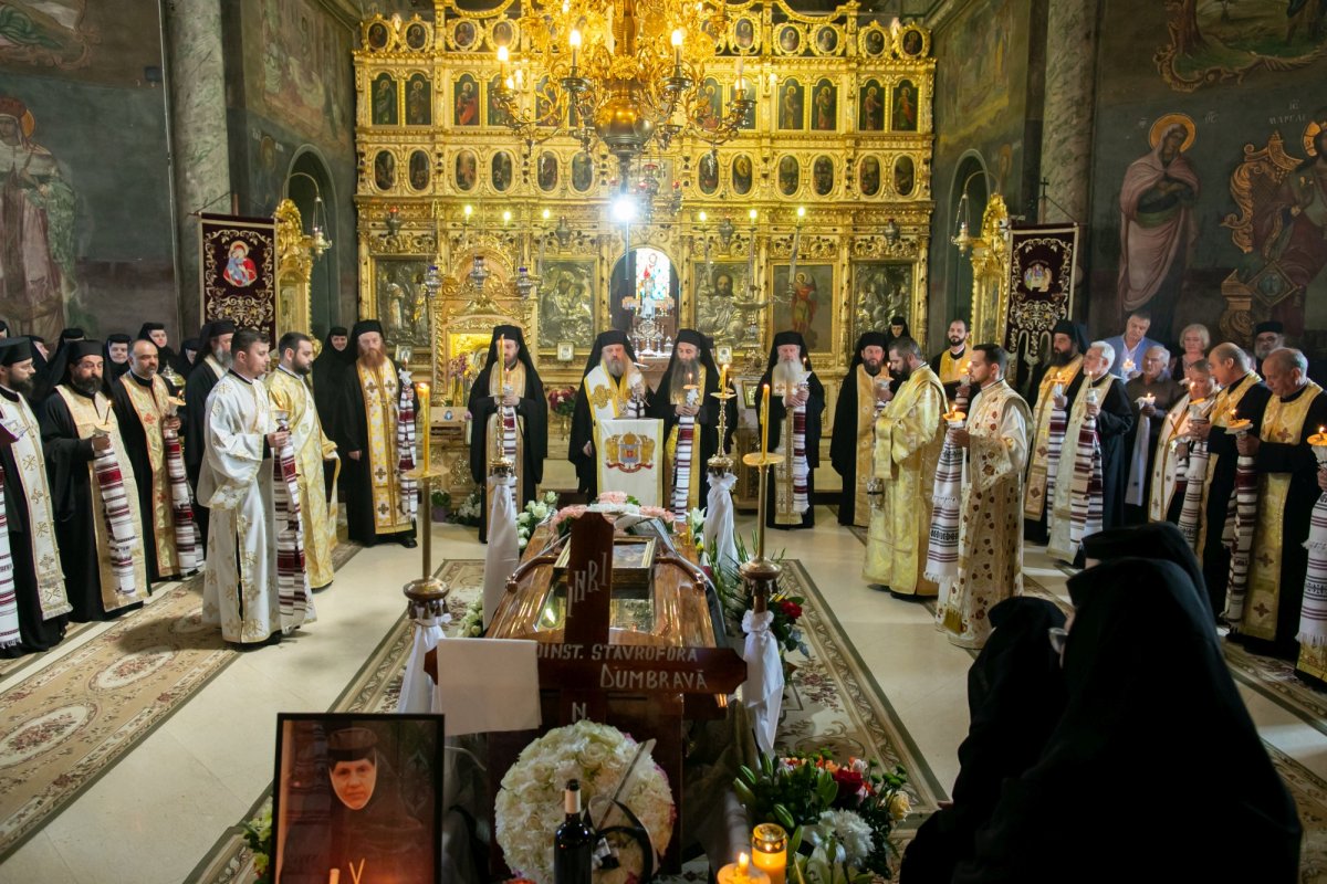 Maica stavroforă Lucia Dumbravă - o stareţă harnică şi misionară (1930-2022) 216019