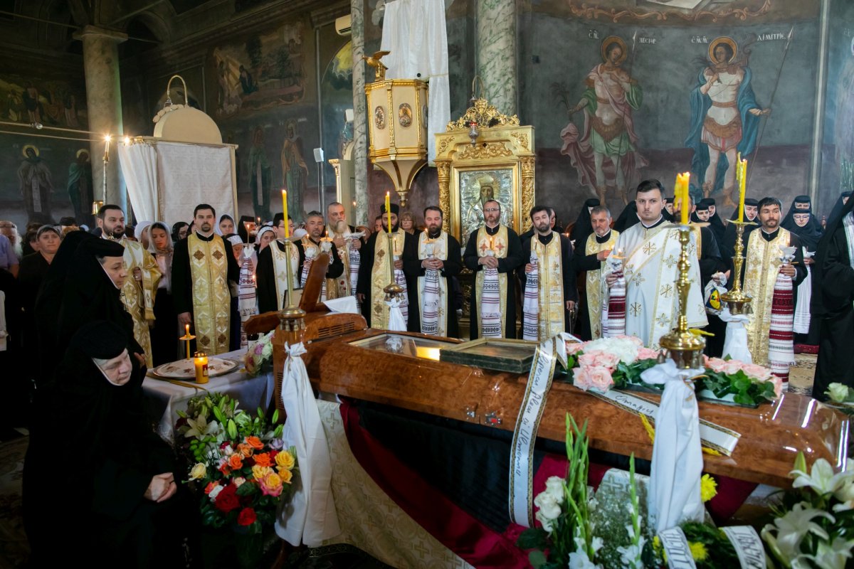 Maica stavroforă Lucia Dumbravă - o stareţă harnică şi misionară (1930-2022) 216020