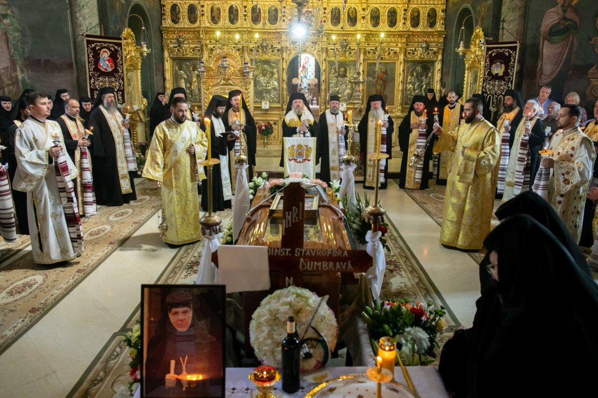 Maica stavroforă Lucia Dumbravă - o stareţă harnică şi misionară (1930-2022) 216021