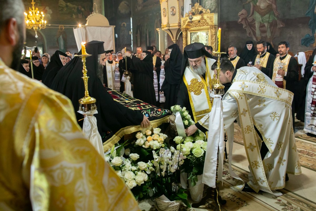 Maica stavroforă Lucia Dumbravă - o stareţă harnică şi misionară (1930-2022) 216024