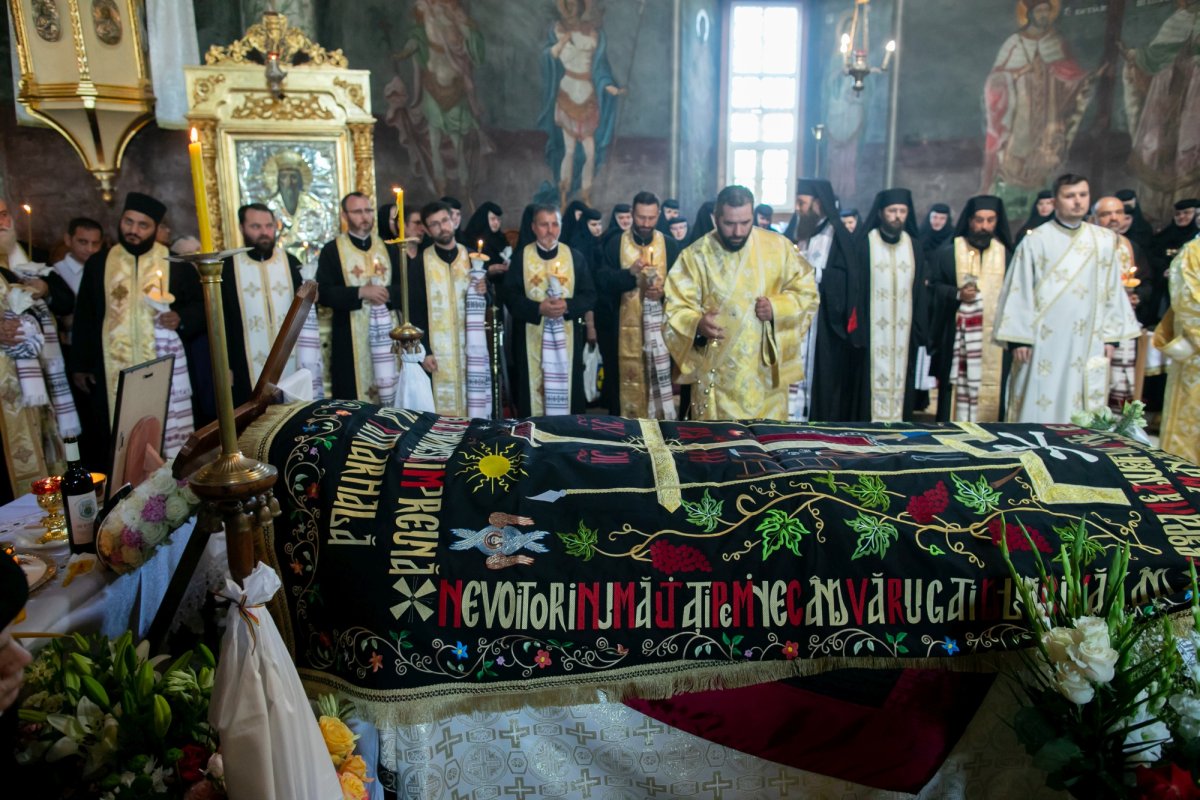 Maica stavroforă Lucia Dumbravă - o stareţă harnică şi misionară (1930-2022) 216026