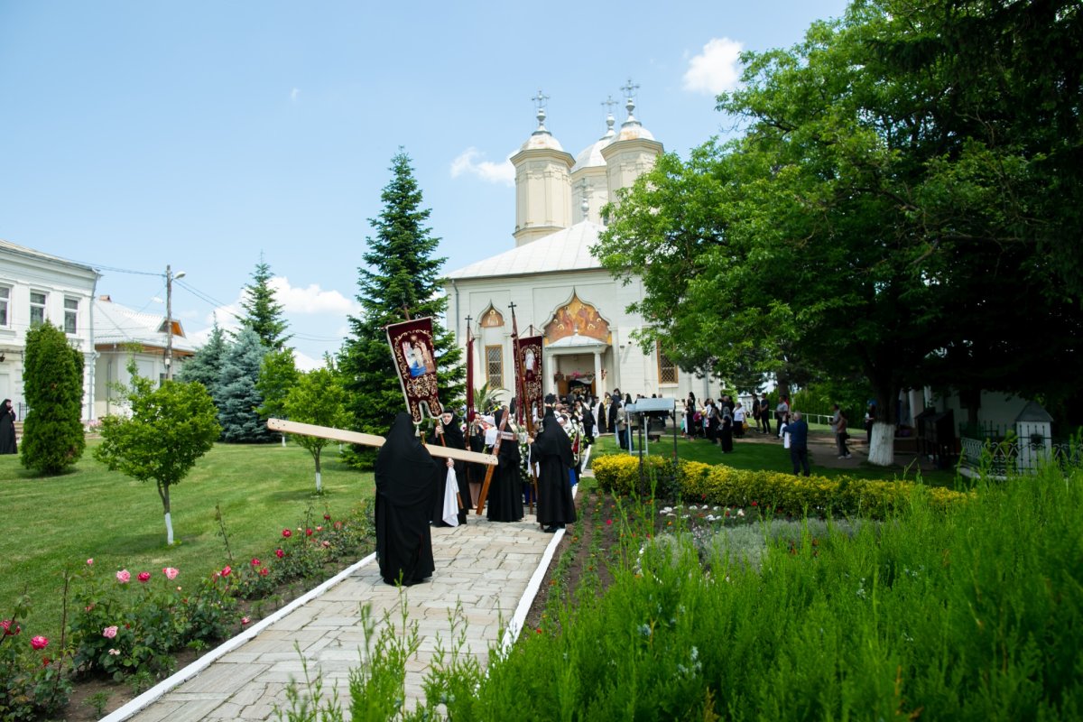 Maica stavroforă Lucia Dumbravă - o stareţă harnică şi misionară (1930-2022) 216035