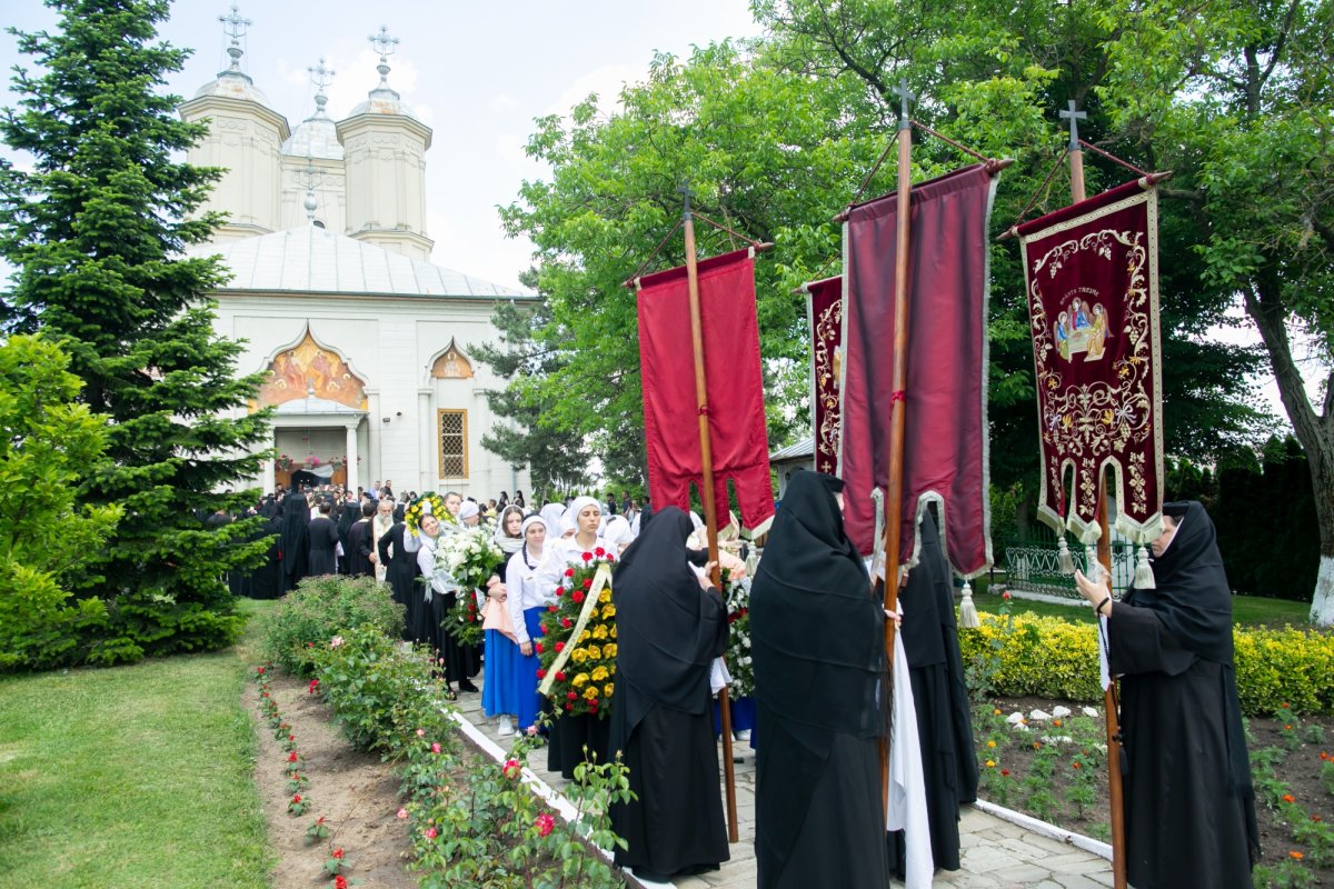Maica stavroforă Lucia Dumbravă - o stareţă harnică şi misionară (1930-2022) 216036