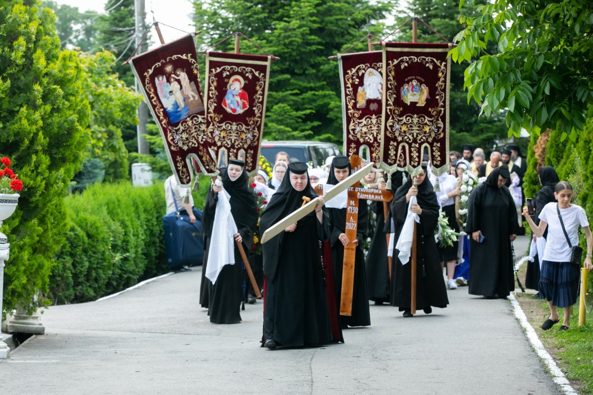 Maica stavroforă Lucia Dumbravă - o stareţă harnică şi misionară (1930-2022) 216041
