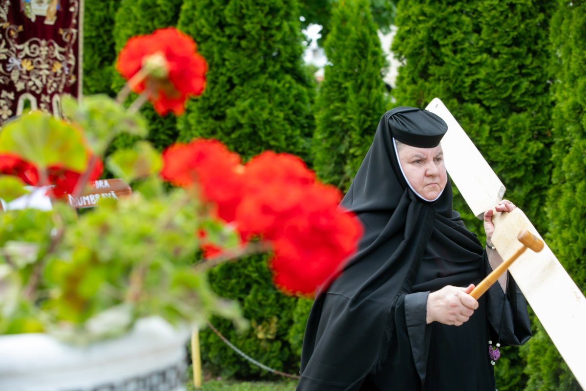 Maica stavroforă Lucia Dumbravă - o stareţă harnică şi misionară (1930-2022) 216043