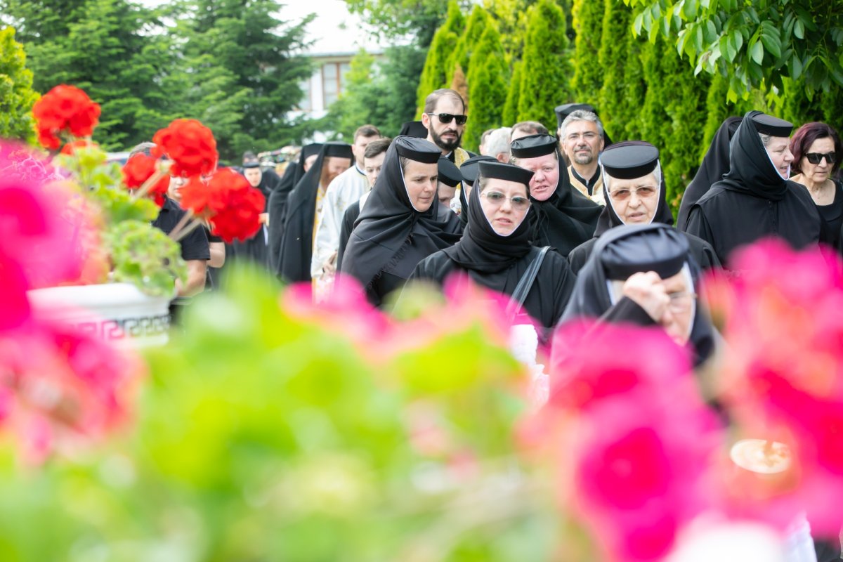 Maica stavroforă Lucia Dumbravă - o stareţă harnică şi misionară (1930-2022) 216044