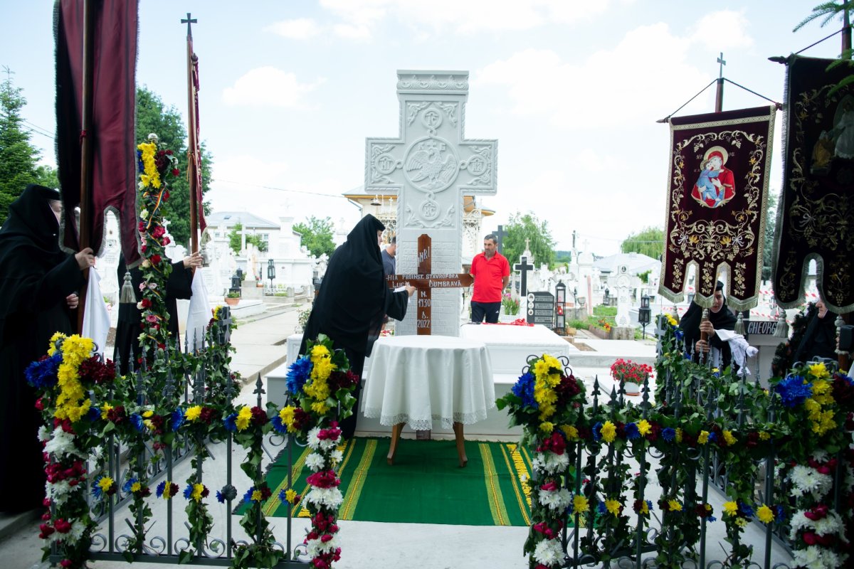 Maica stavroforă Lucia Dumbravă - o stareţă harnică şi misionară (1930-2022) 216046