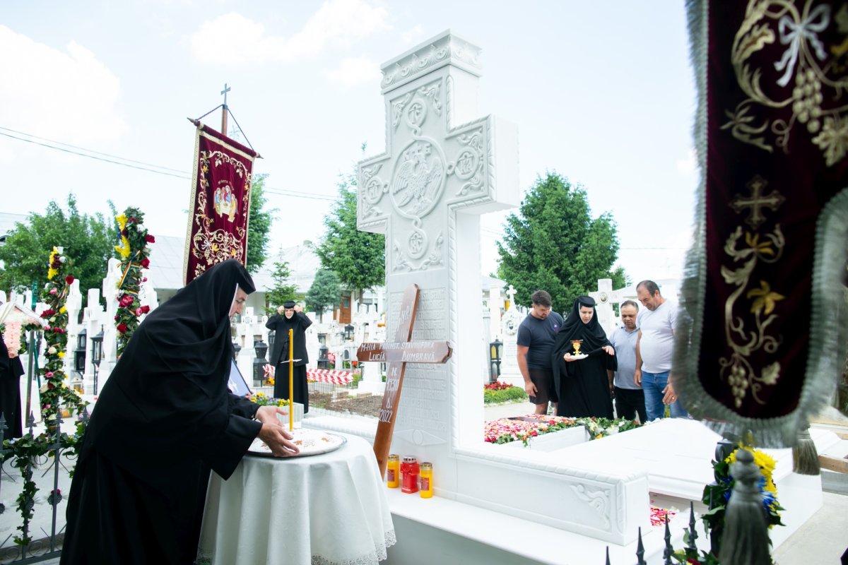 Maica stavroforă Lucia Dumbravă - o stareţă harnică şi misionară (1930-2022) 216047