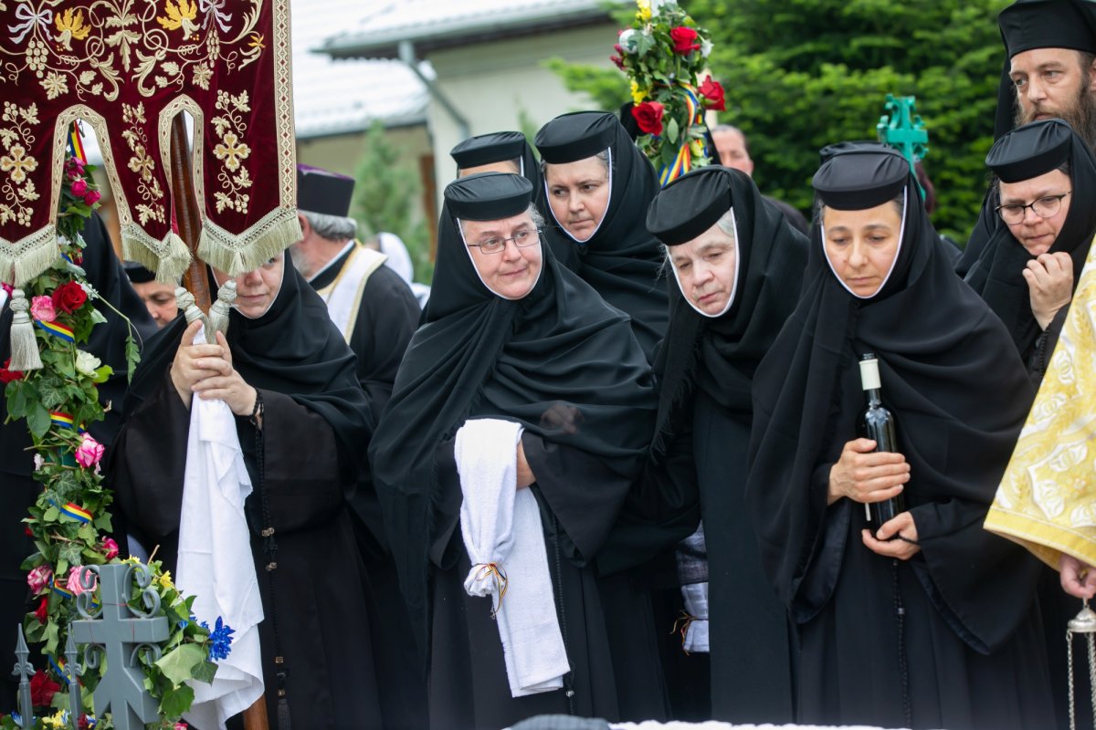 Maica stavroforă Lucia Dumbravă - o stareţă harnică şi misionară (1930-2022) 216051