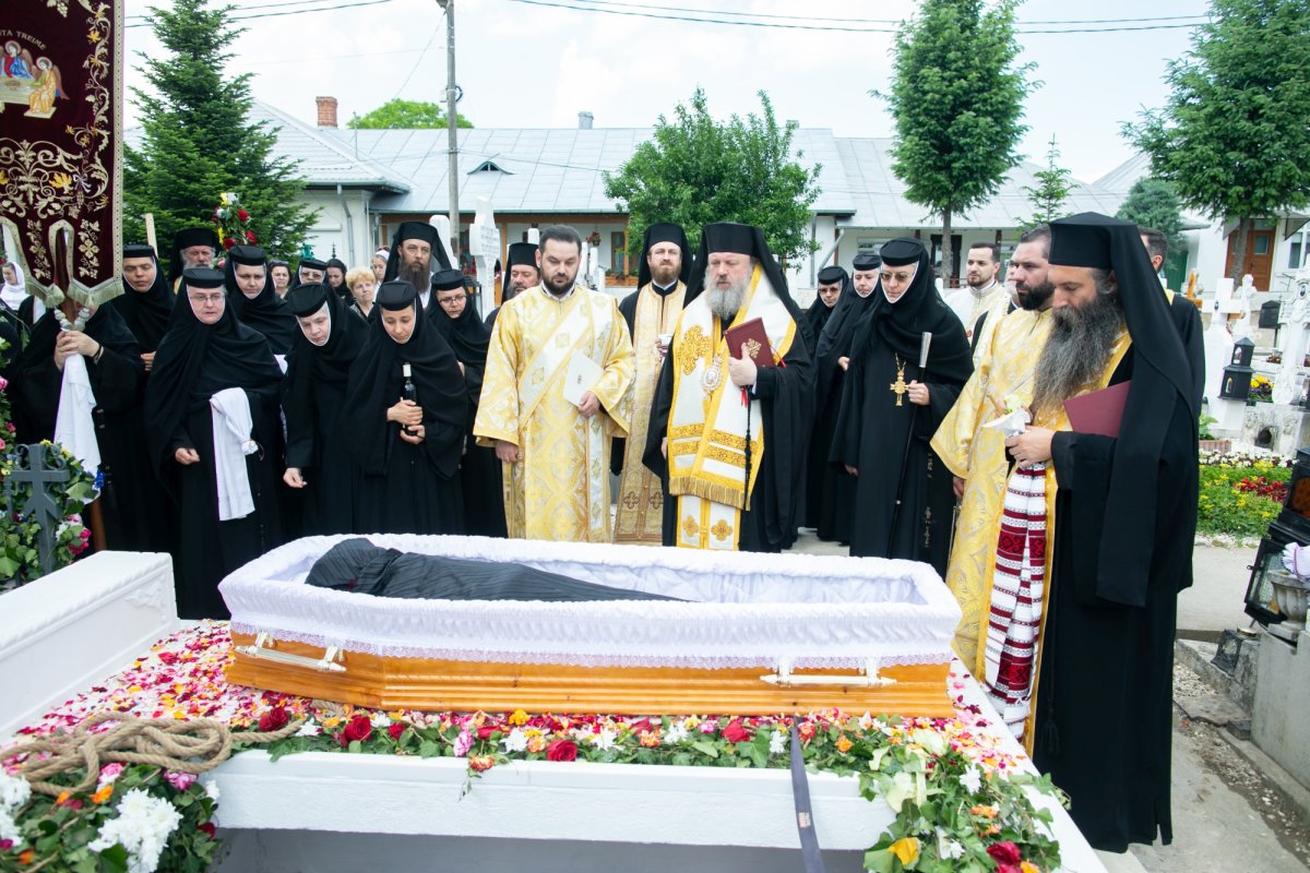 Maica stavroforă Lucia Dumbravă - o stareţă harnică şi misionară (1930-2022) 216053