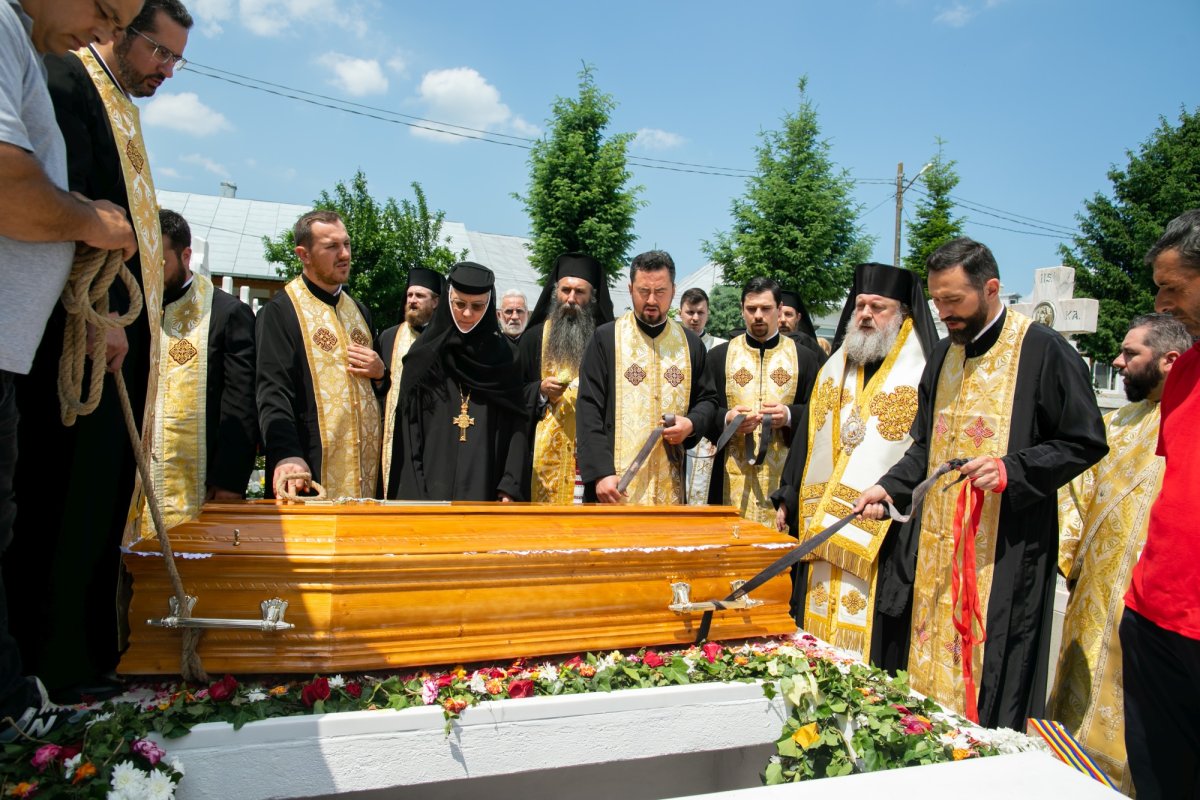 Maica stavroforă Lucia Dumbravă - o stareţă harnică şi misionară (1930-2022) 216059