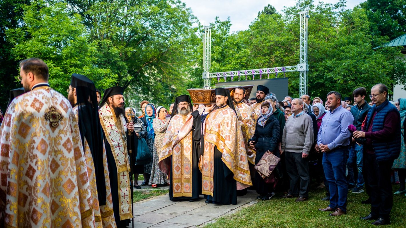 Racla cu moaștele Sfântului Ioan cel Nou de la Suceava a fost așezată spre închinare 216096