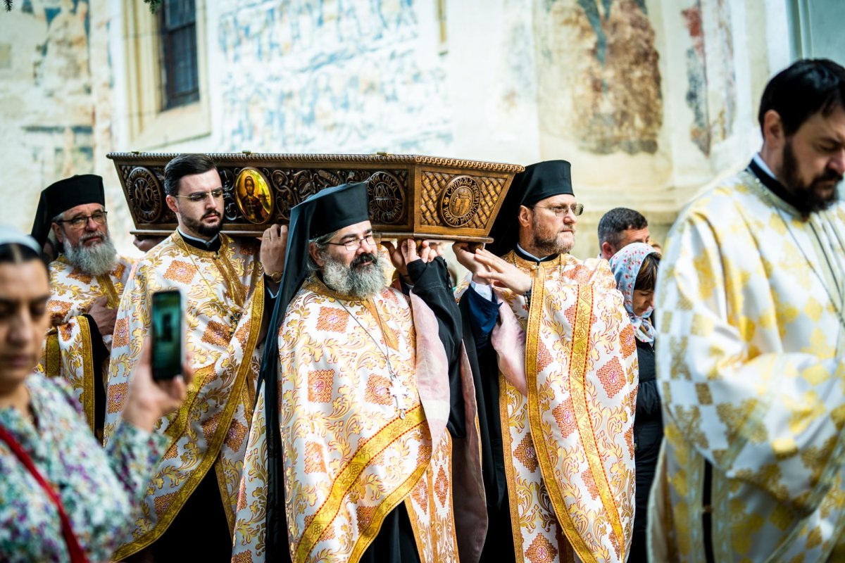 Racla cu moaștele Sfântului Ioan cel Nou de la Suceava a fost așezată spre închinare 216097