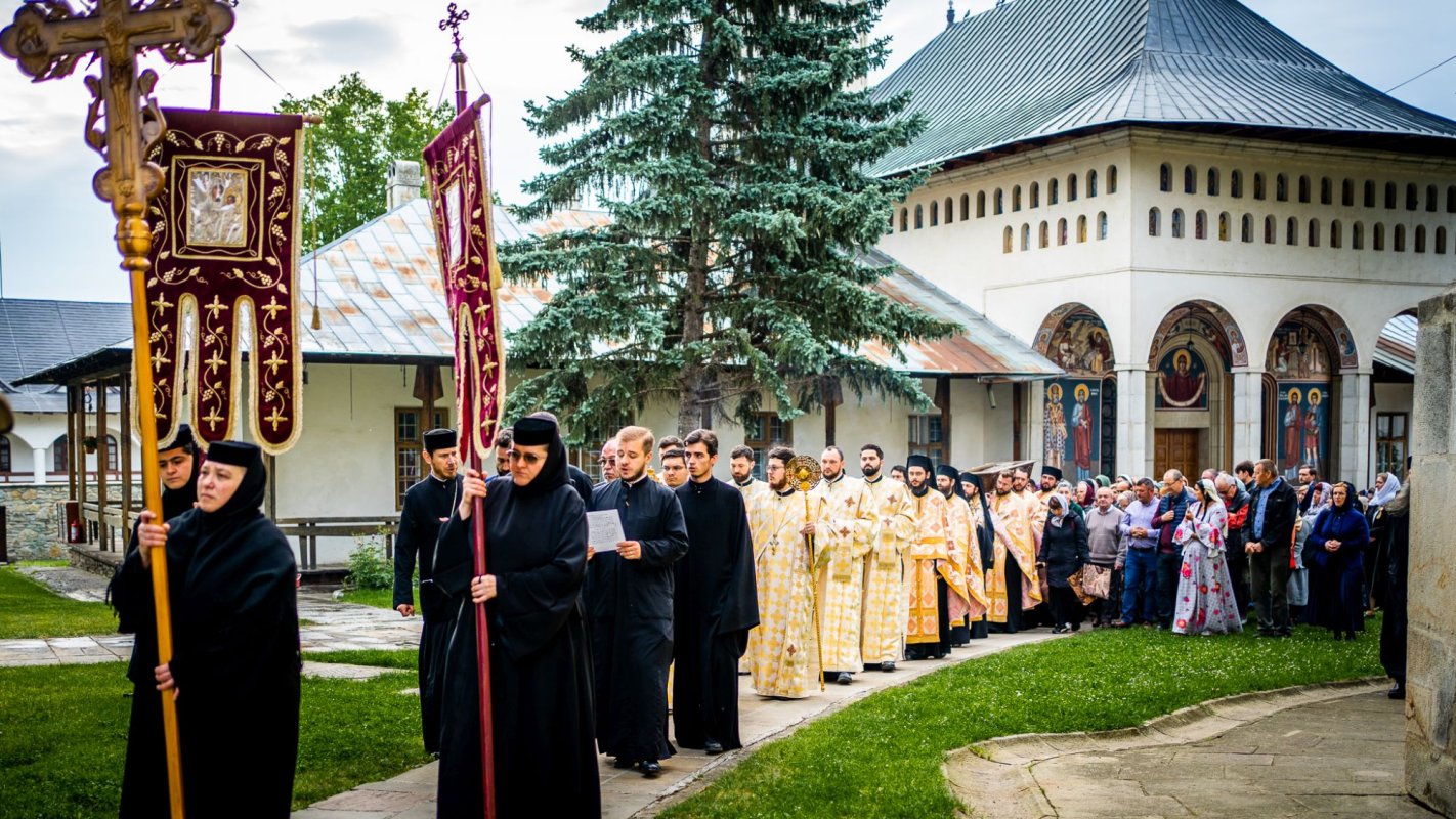 Racla cu moaștele Sfântului Ioan cel Nou de la Suceava a fost așezată spre închinare 216098