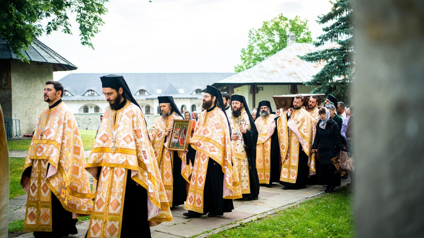 Racla cu moaștele Sfântului Ioan cel Nou de la Suceava a fost așezată spre închinare 216099