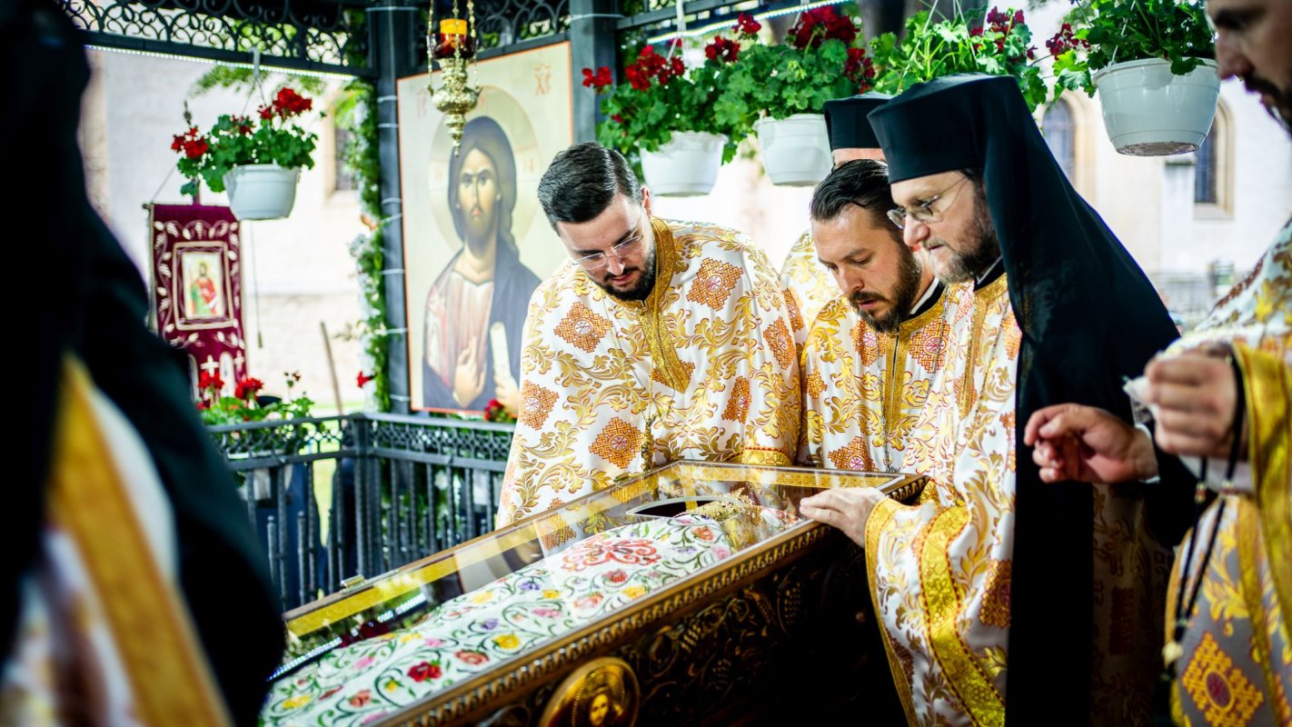 Racla cu moaștele Sfântului Ioan cel Nou de la Suceava a fost așezată spre închinare 216103