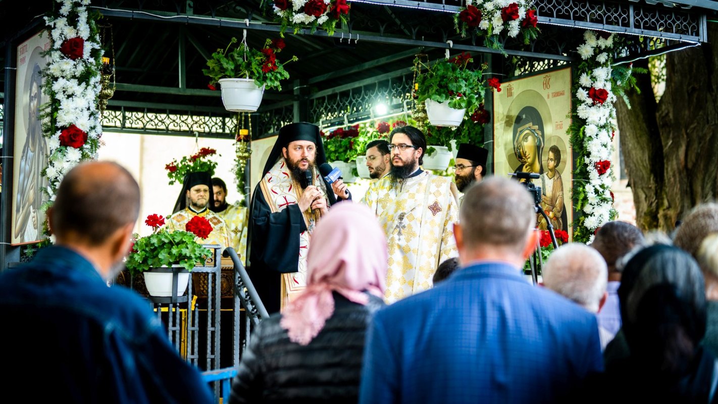 Racla cu moaștele Sfântului Ioan cel Nou de la Suceava a fost așezată spre închinare 216104