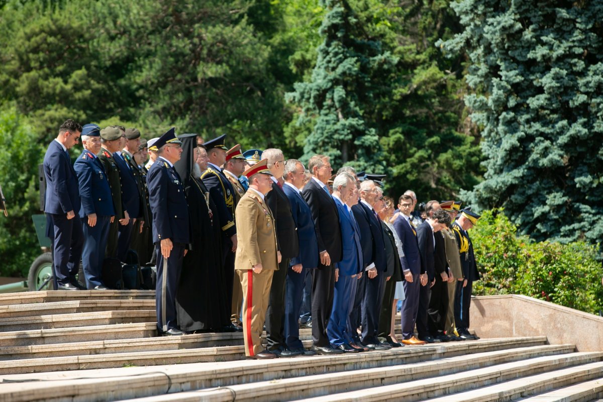 Ceremonii militare dedicate Zilei Eroilor în București 216226