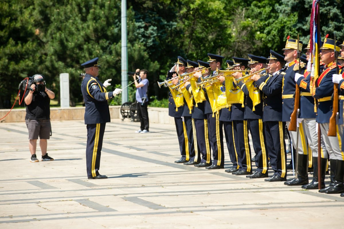 Ceremonii militare dedicate Zilei Eroilor în București 216229