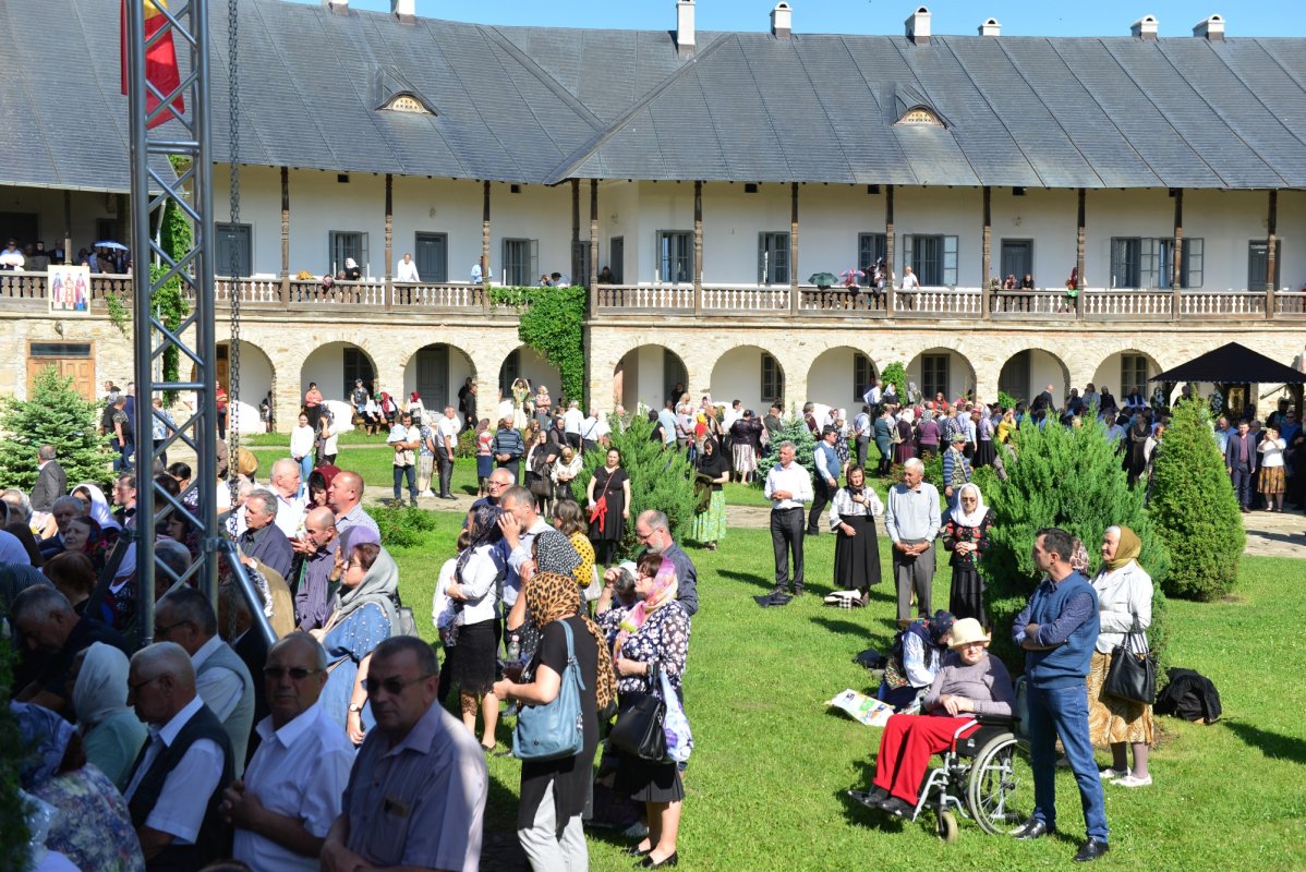 Cler și popor în rugăciune la hramul Mănăstirii Neamț 216214