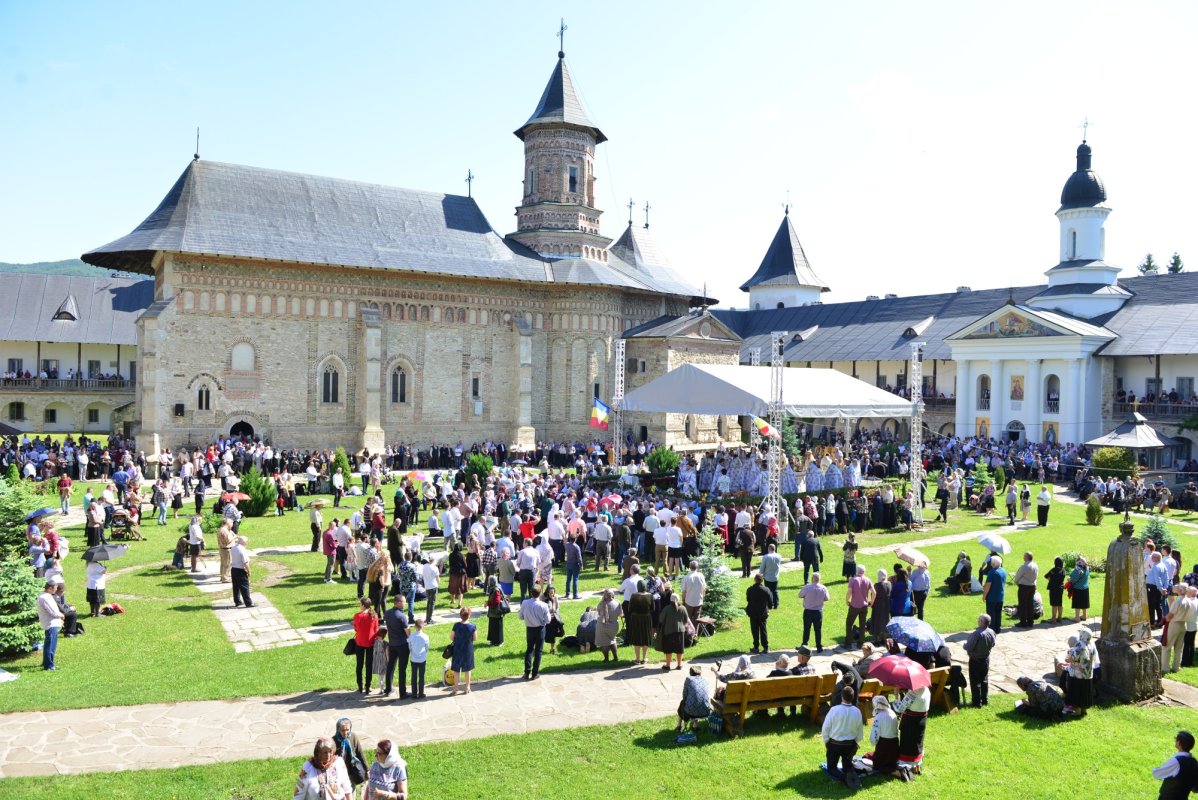 Cler și popor în rugăciune la hramul Mănăstirii Neamț 216218
