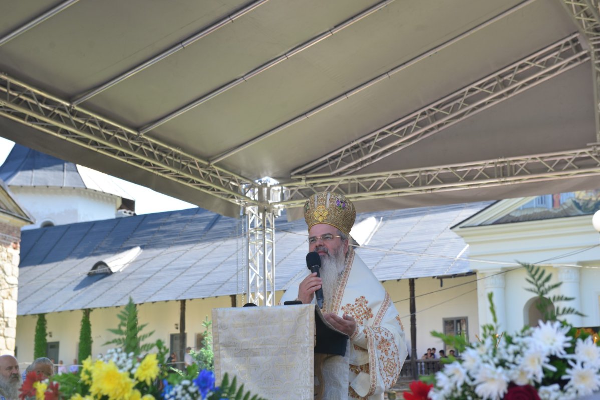 Cler și popor în rugăciune la hramul Mănăstirii Neamț 216220