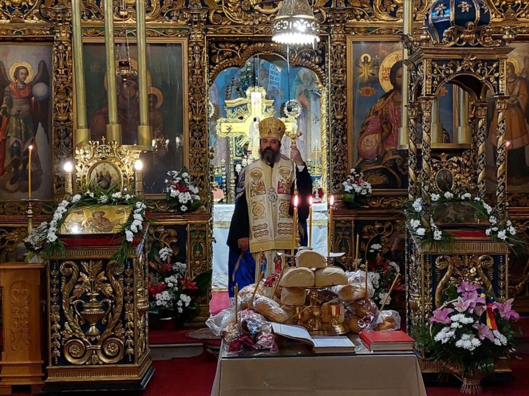 Prezență arhierească la hramul Mănăstirii Golia 216221