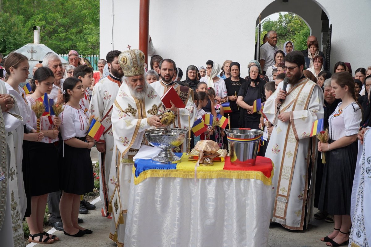 Sărbătoare luminoasă la Parohia Cuza Vodă din județul Brăila 216656