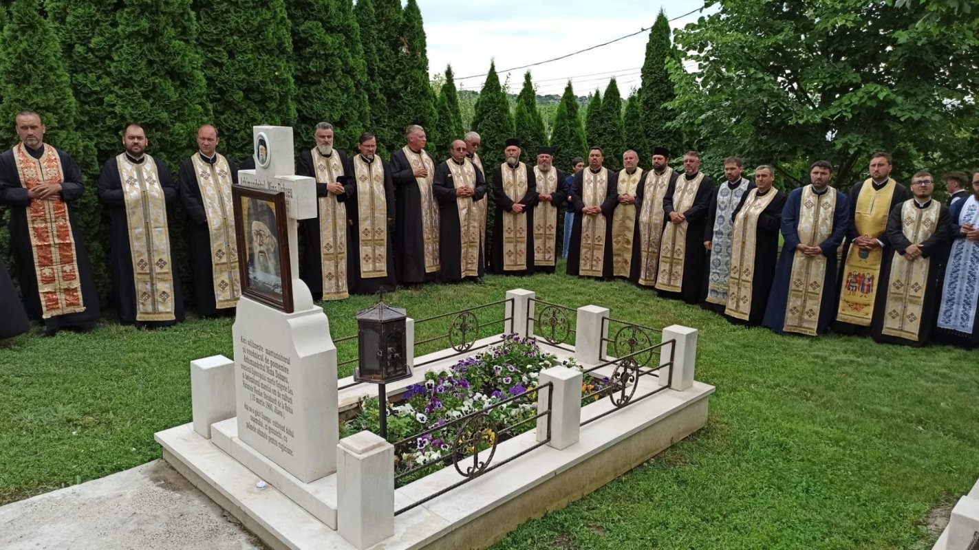 Pomenirea arhimandritului Mina Dobzeu la Huși 216877