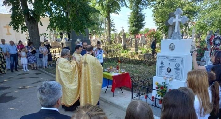 Monument dedicat Harietei Eminescu în Cimitirul Eternitatea din Botoșani 216957