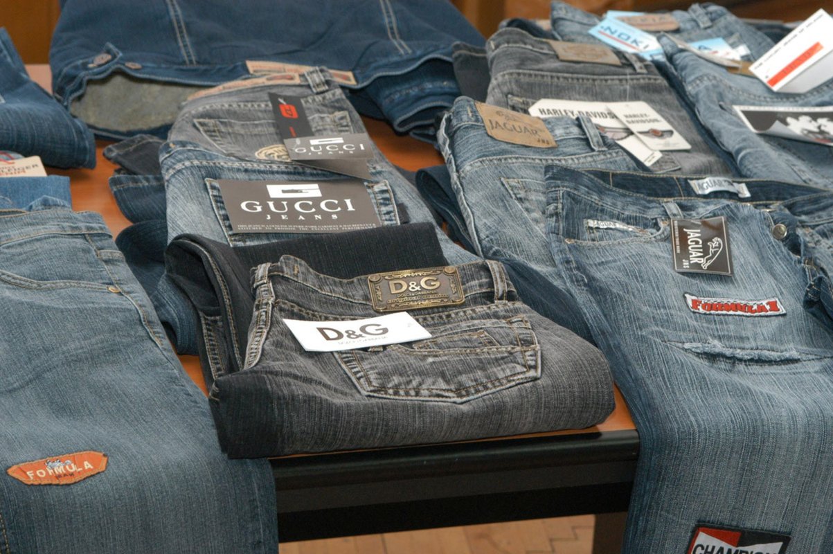 Patru tineri din 10 cumpără produse contrafăcute 217052