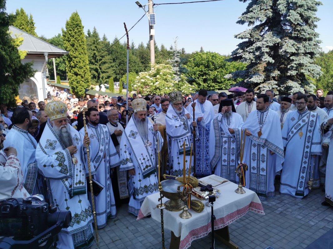 Trei ierarhi au sfințit biserica Mănăstirii Slănic 217479