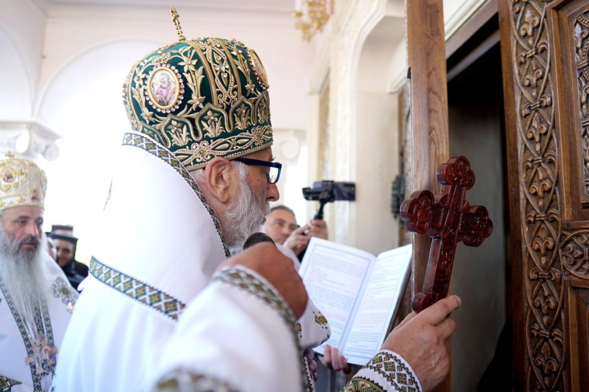 Trei ierarhi au sfințit biserica Mănăstirii Slănic 217480